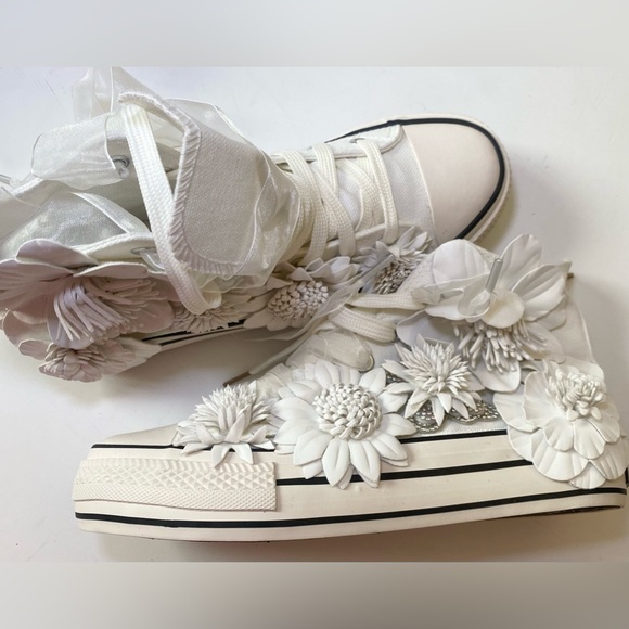Size 7 High Top White sneakers with flowers designs - Picture 3 of 8